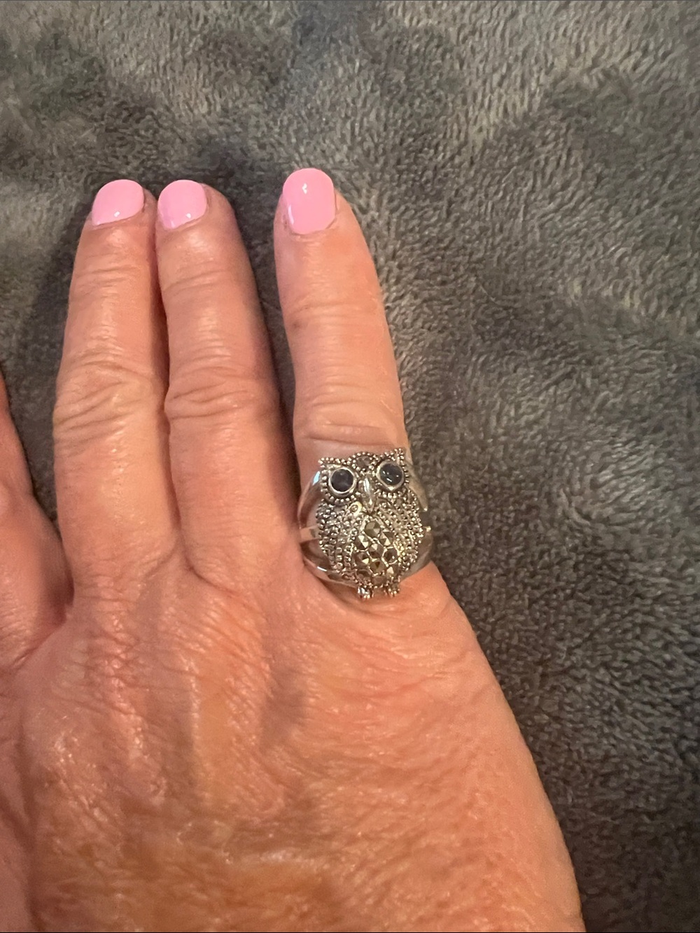 Owl ring in silvertone with black stone eyes sz 7
